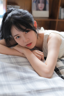 《年轻女教师》在线观看